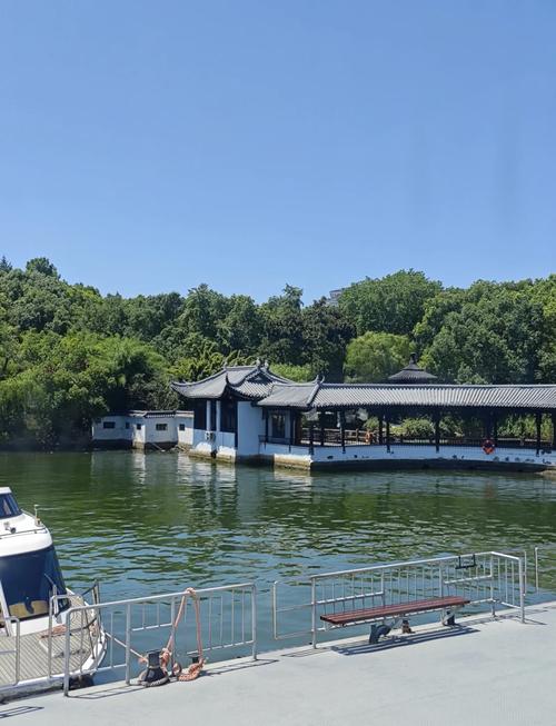 溧阳天目湖山水园游船临湖风光