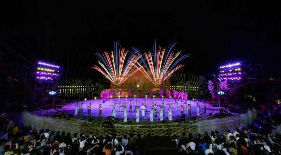 东方盐湖城太极广场夜场灯光秀演出