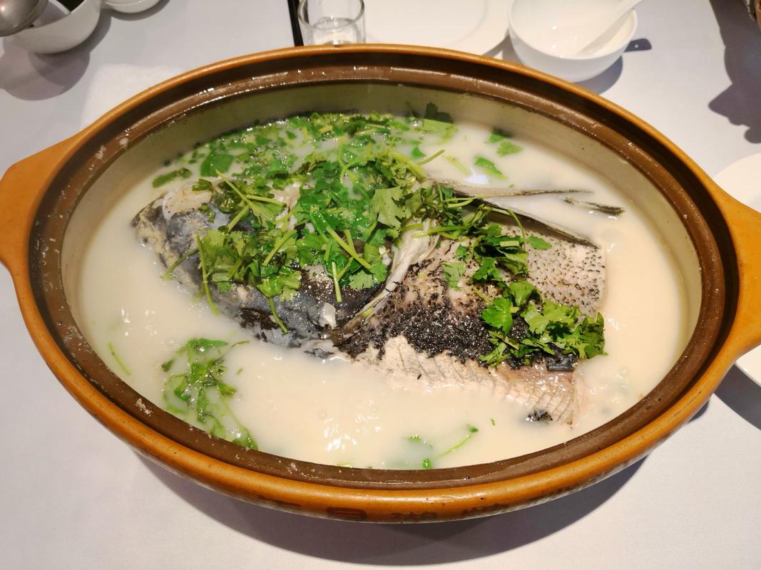 溧阳天目湖砂锅鱼头整锅上桌场景