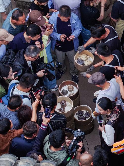 宜兴丁蜀镇前墅古龙窑开窑现场