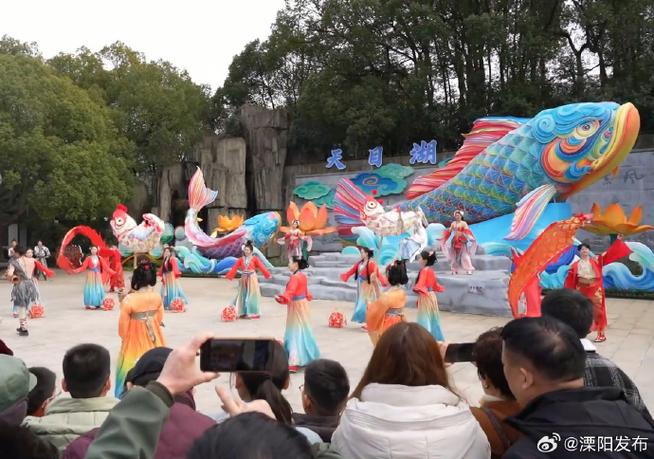 溧阳天目湖山水园龙兴岛精灵国亲子互动演出现场