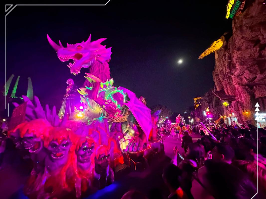 常州中华恐龙园万圣节夜场专属停车区指引牌