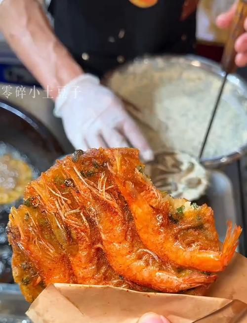 长荡湖水街夜市摊主现炸湖虾饼