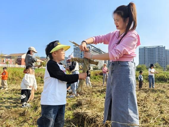 金坛指前镇亲子手工扎稻草人体验