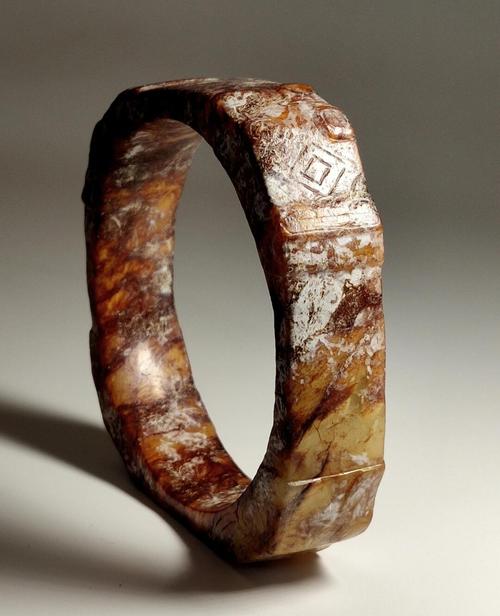 金坛三星村遗址出土玉镯文物展品
