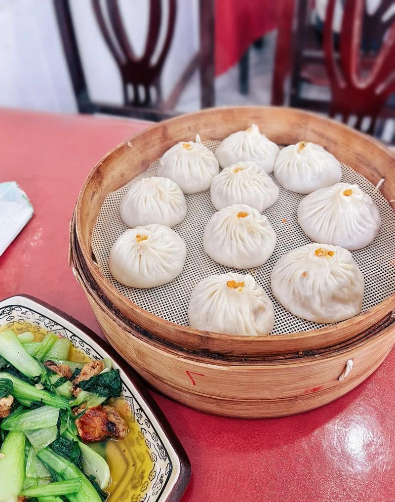 金坛老西门蟹黄汤包上桌特写