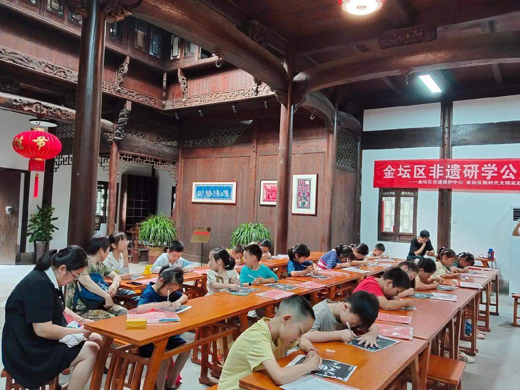 金坛非遗馆刻纸传承人现场教学场景