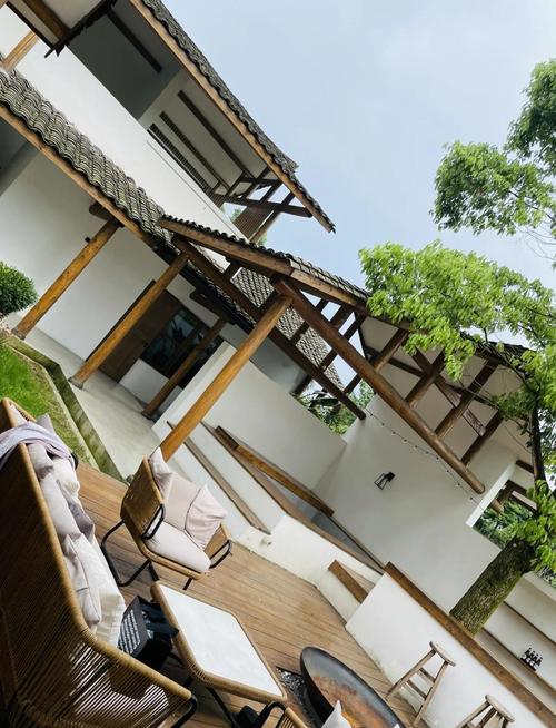 半边山下民宿庭院露天茶座休闲场景